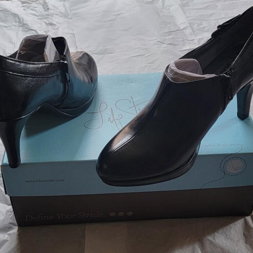 Never Worn/Original Box - Life Stride Women's Shoes/Boot Style, size 8, in black